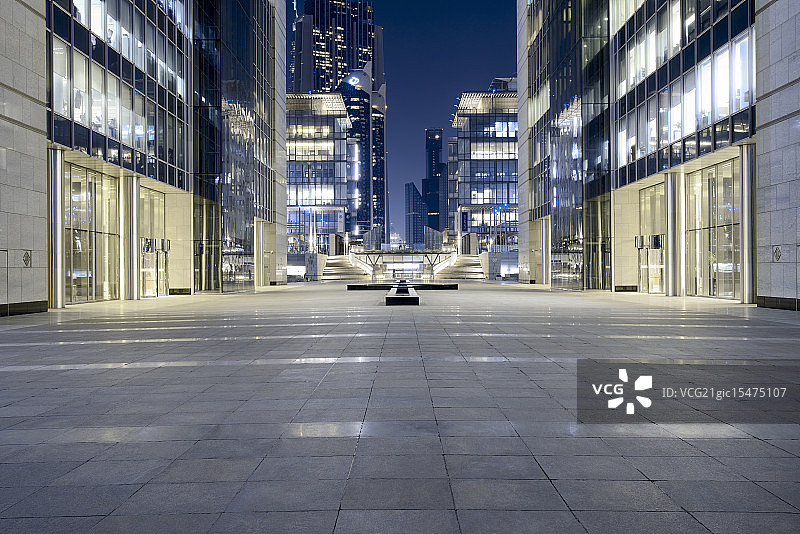 迪拜CBD摩天大楼繁华夜景和广场地面图片素材