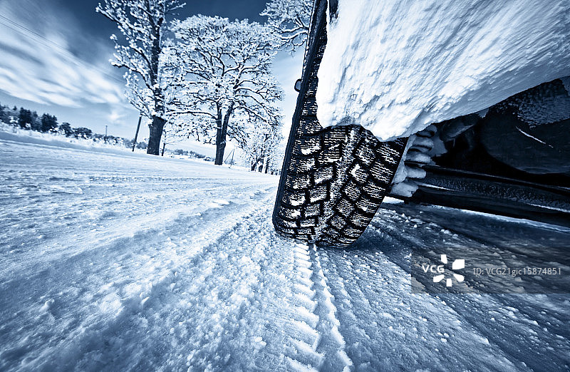汽车轮胎在冬天的路上行驶图片素材