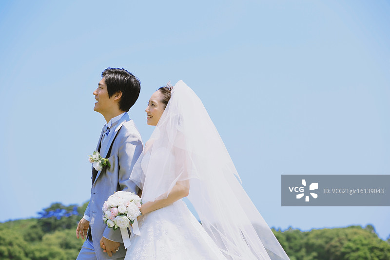 日本新娘和新郎在城市公园里图片素材
