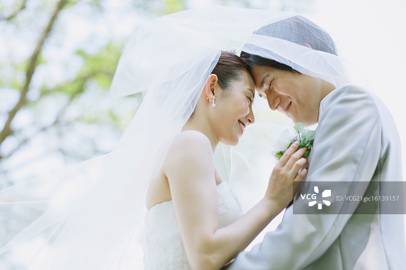 日本新娘和新郎在城市公园里图片素材