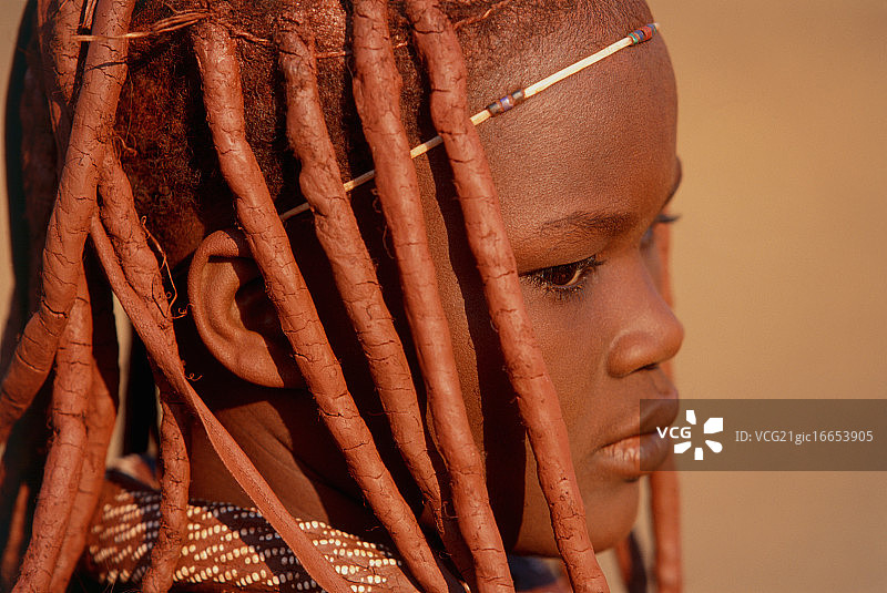 纳米比亚(埃帕瀑布附近)希马部落的女孩图片素材