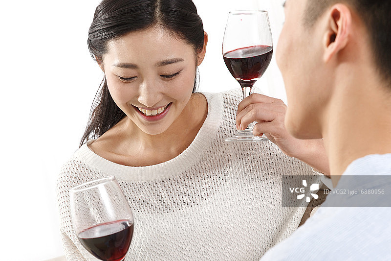 青年情侣喝红酒图片素材