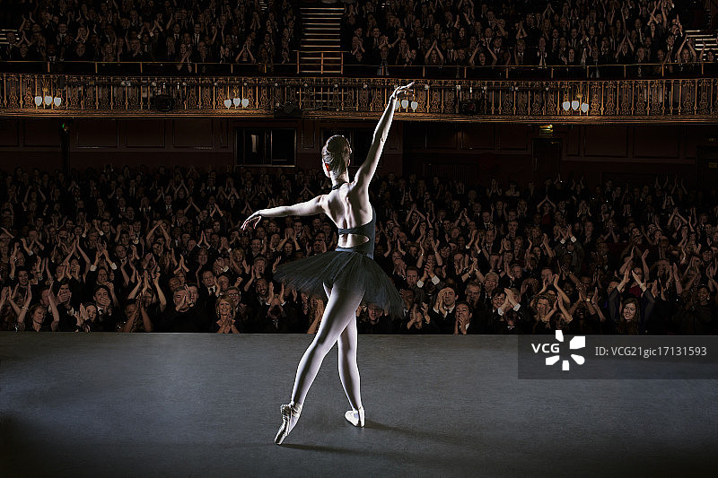 在舞台上表演的芭蕾舞女演员图片素材