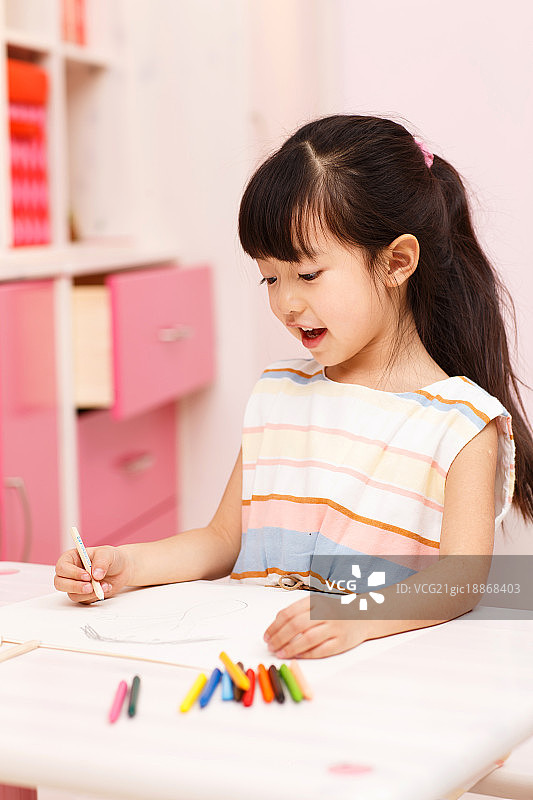 小女孩在画画图片素材