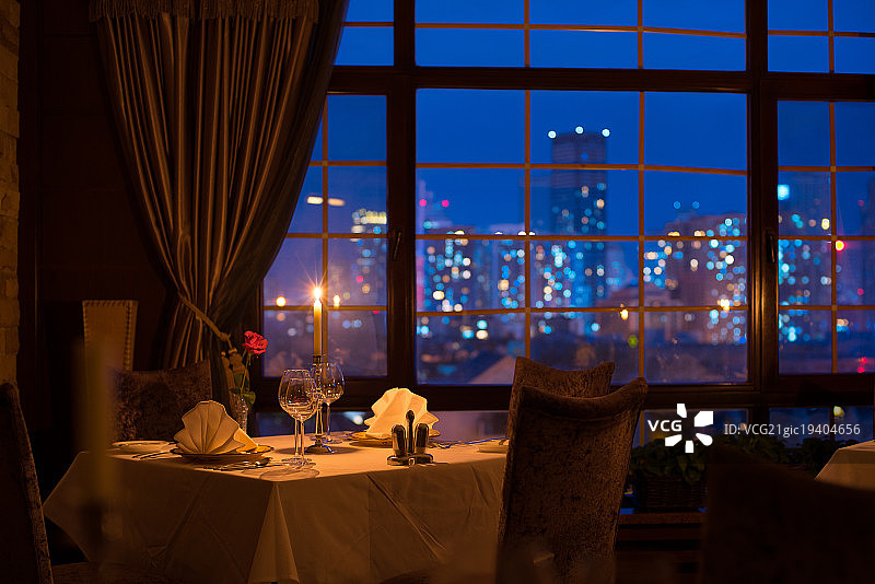 大连浪漫餐厅窗外城市傍晚夜景图片素材