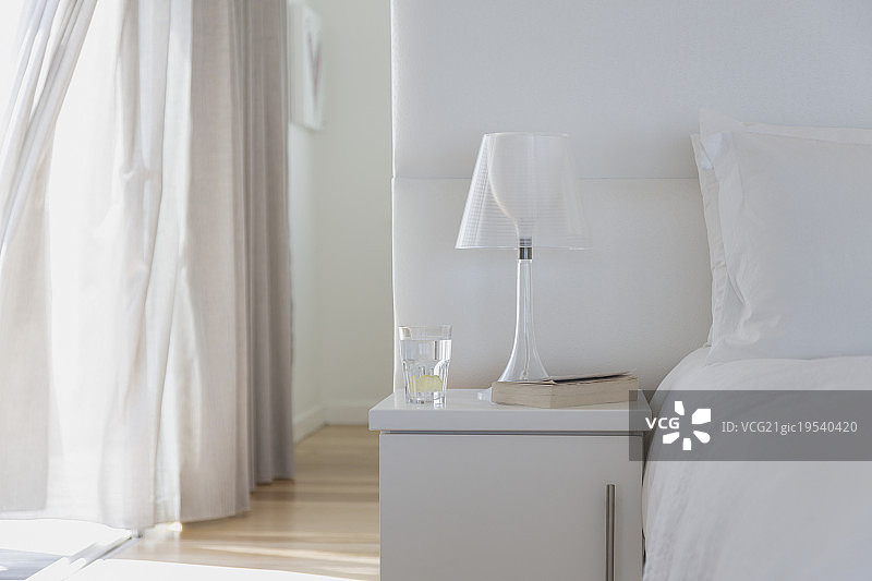 居家展示卧室的白色台灯和床头柜图片素材