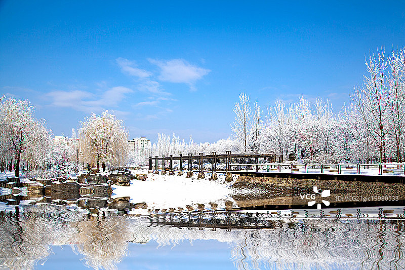 覆盖着厚厚的白雪的湖边观景平台图片素材