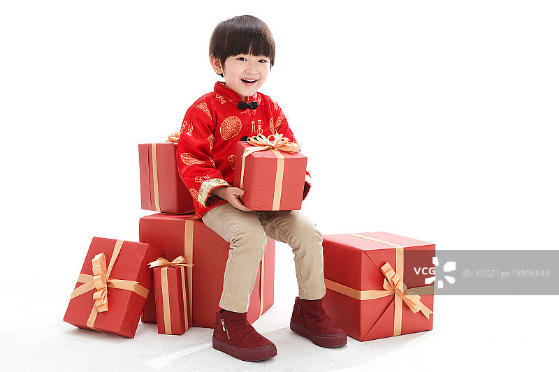 可爱的小男孩抱着礼品盒图片素材