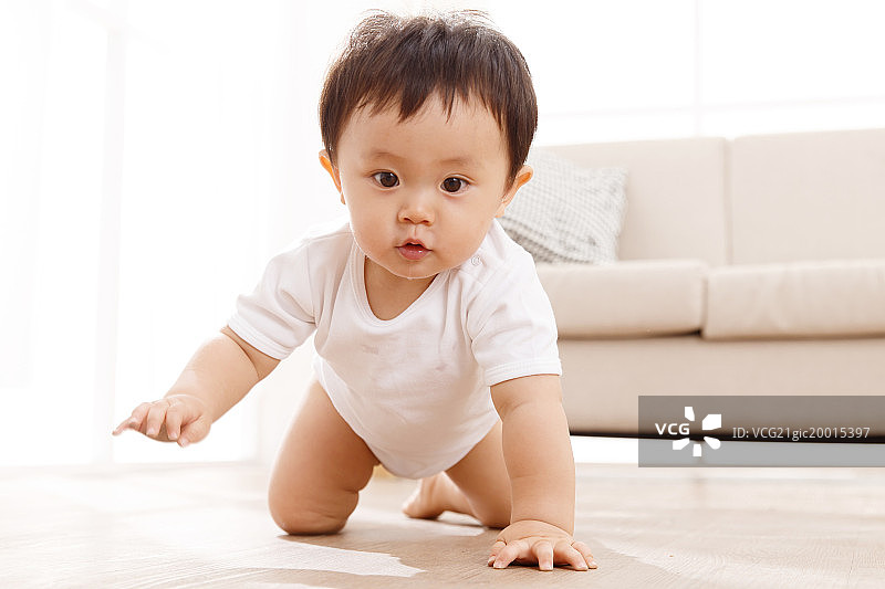 男婴儿在地板上玩耍图片素材