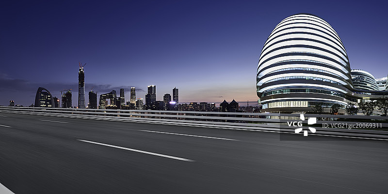 北京地标建筑银河SOHO和道路速度特效图片素材