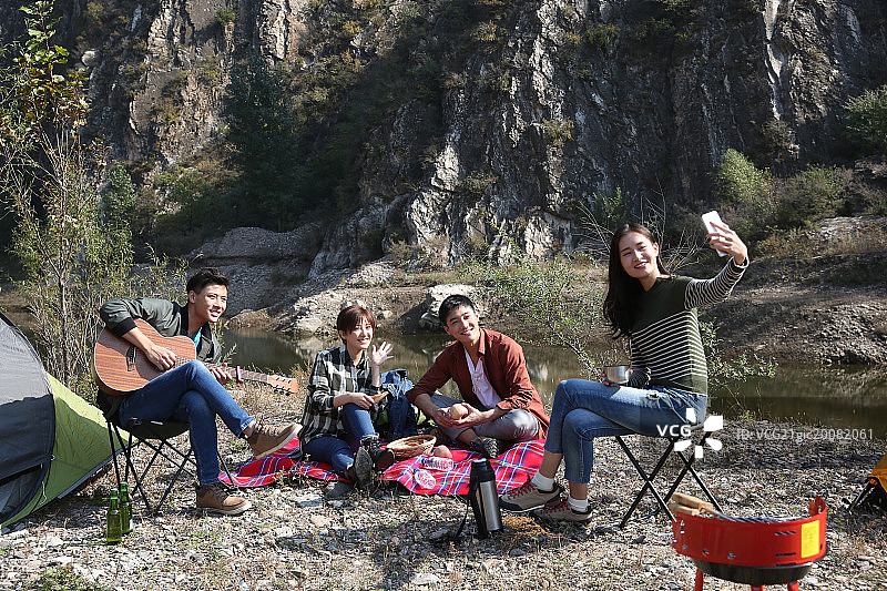 青年男女在山里野餐图片素材