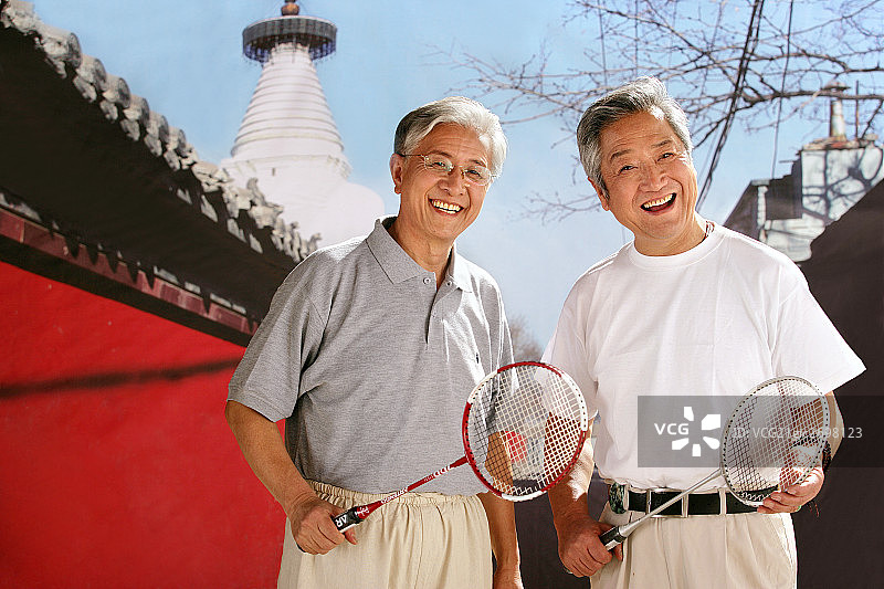 two oriental senior men playing badminton图片素材