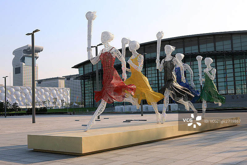 奥运村人物雕塑特写图片素材