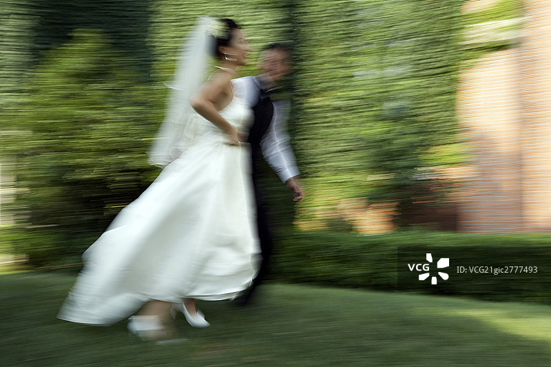 新娘和新郎奔跑图片素材