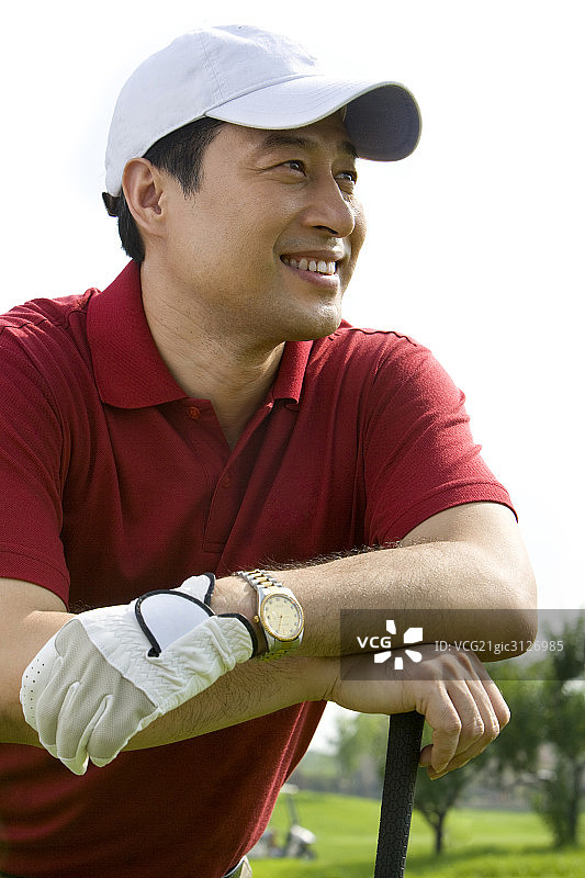 微笑的高尔夫男球手图片素材