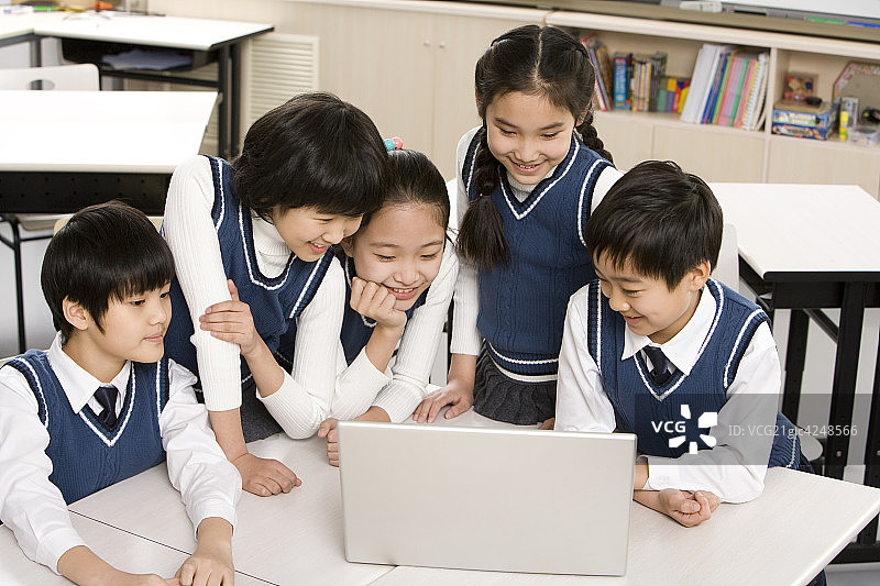 小学生在课堂上学习电脑图片素材
