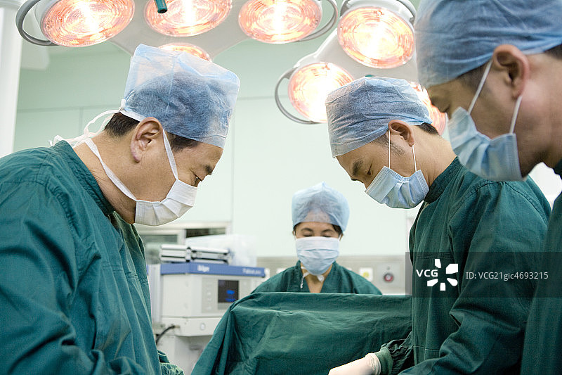 医生在手术室做手术图片素材