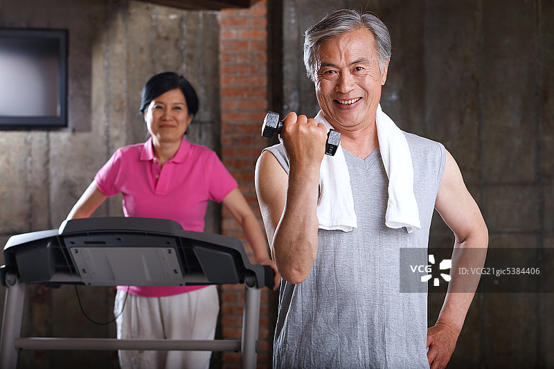 东方老年夫妇健身图片素材