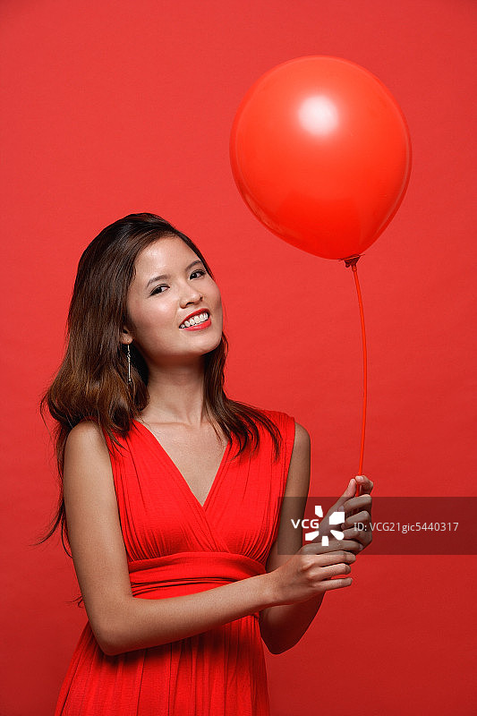 穿红衣服的女人，拿着红气球图片素材