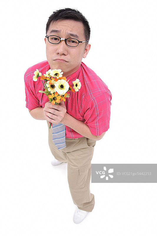 男人穿着衬衫打着领带捧着花束，皱着眉头图片素材