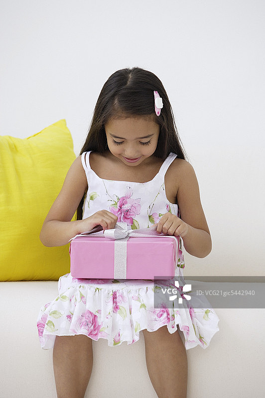 一个带着生日礼物的小女孩图片素材