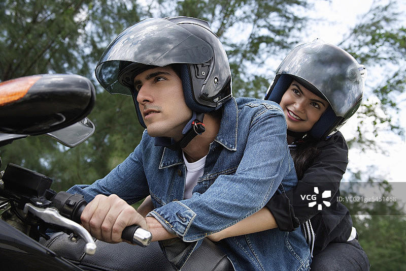 骑摩托车的年轻夫妇图片素材
