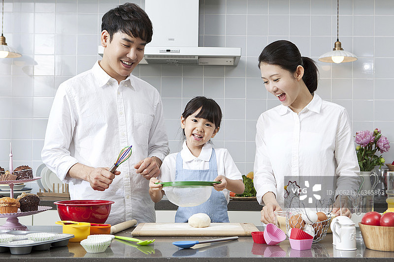 快乐的家庭在厨房做饭图片素材