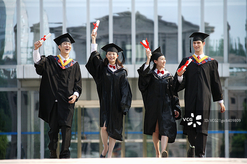 四个身穿学士服的大学生图片素材
