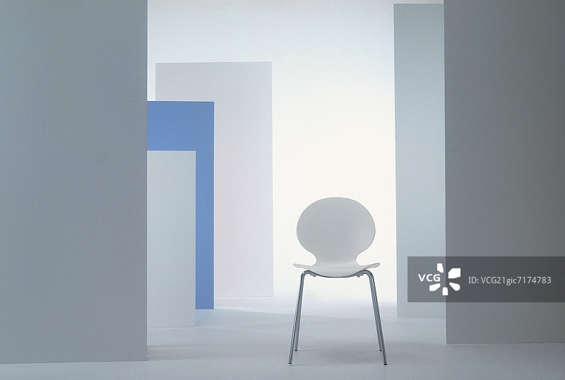 房间里的白色椅子，蓝白相间的墙壁图片素材