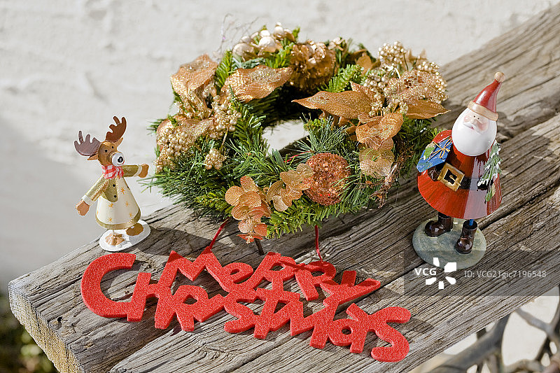 木制长凳上的圣诞装饰品图片素材