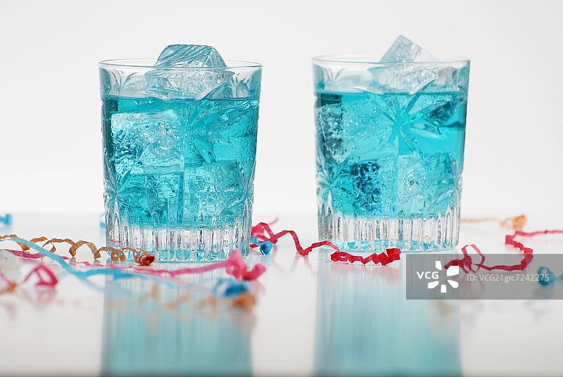 两杯蓝色饮料加冰;党飘带图片素材
