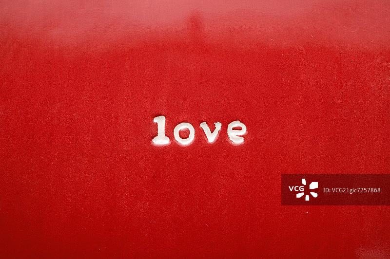 红色盘子上的“爱”字(特写)图片素材