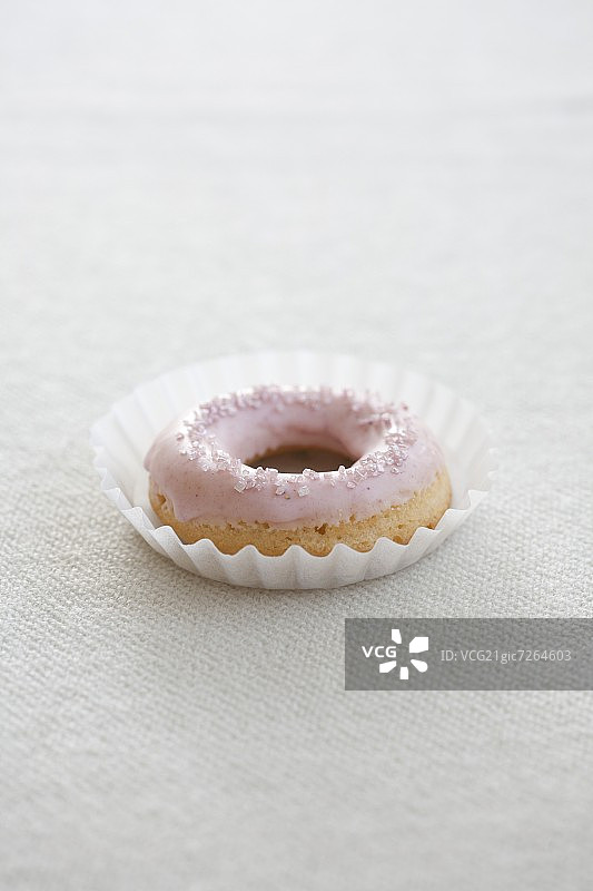 一个有粉色糖霜的甜甜圈图片素材