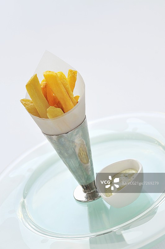 纸蛋筒里的薯片配香草蛋黄酱图片素材