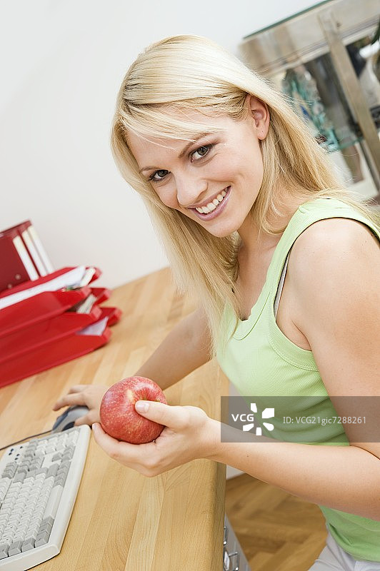 桌子上放着苹果的女人图片素材