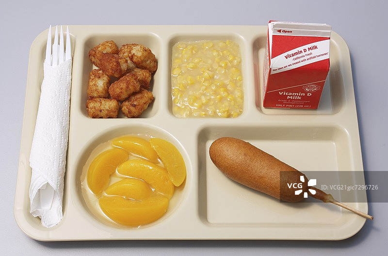 托盘上的儿童学校午餐;玉米热狗图片素材
