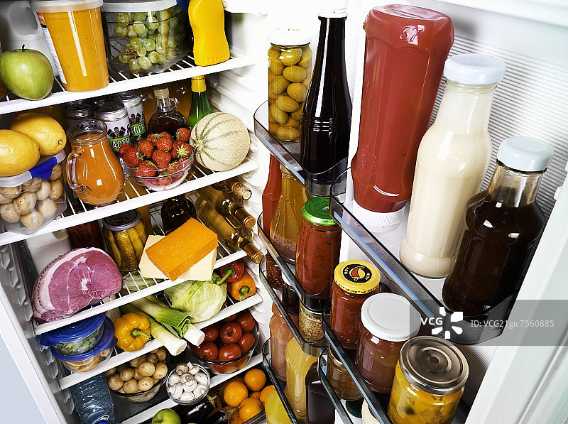 冰箱里有许多不同的食物图片素材