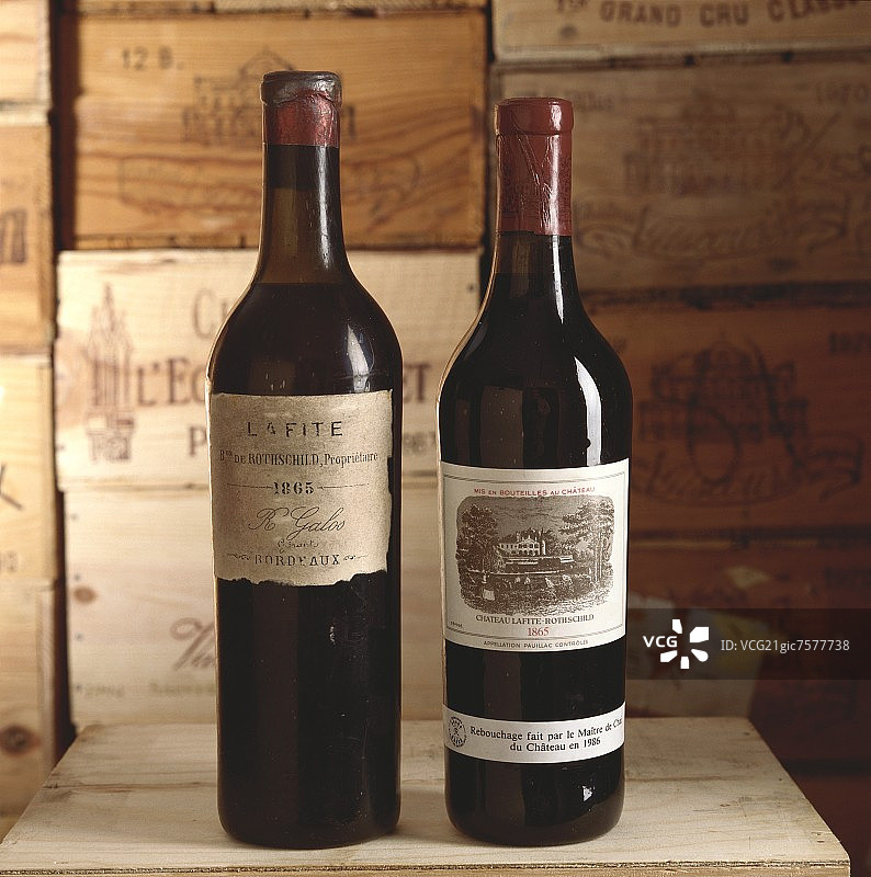 Two bottles of red wine from Ch芒teau Lafite-Rothschild图片素材