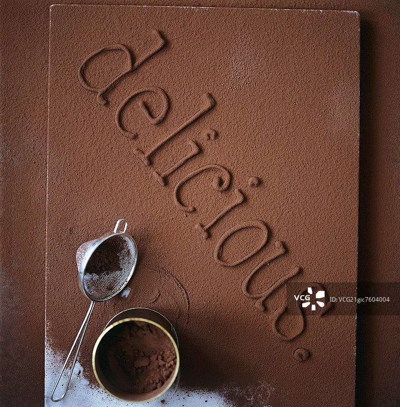 用可可粉涂在巧克力上的“美味”一词图片素材