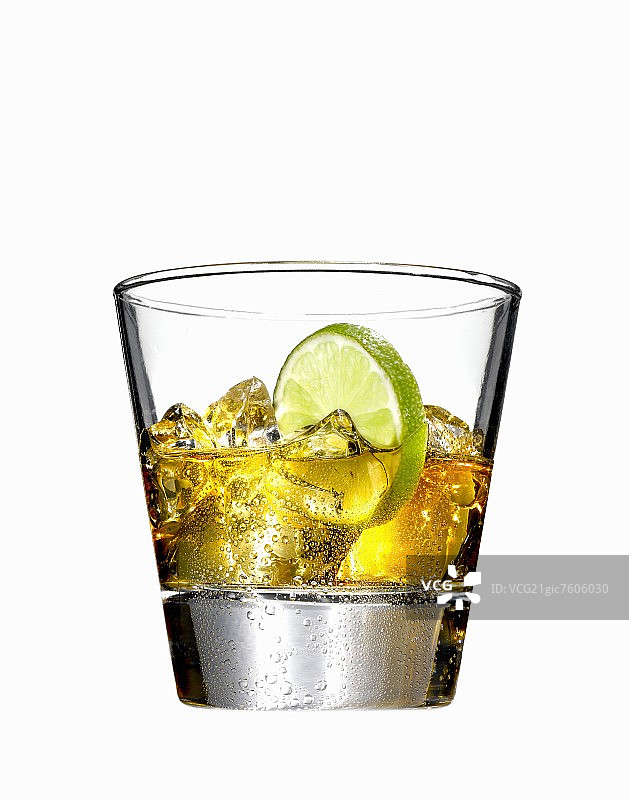 加冰块和石灰的威士忌利口酒(在玻璃杯上冷凝)图片素材