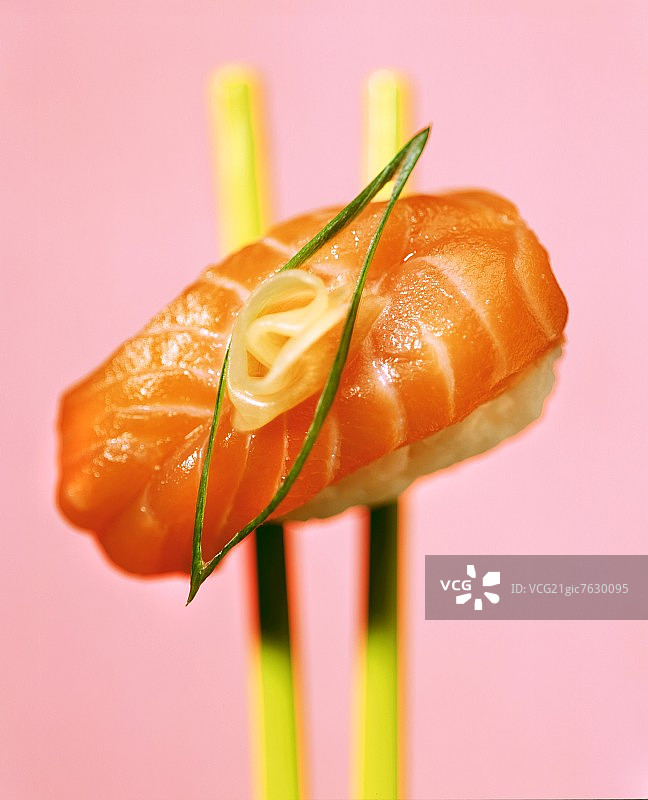筷子寿司配三文鱼图片素材