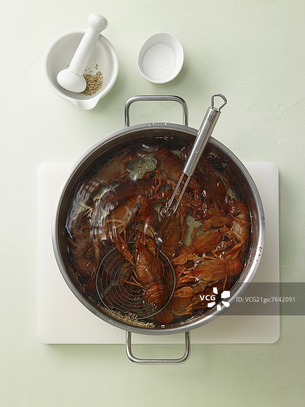 小龙虾被煮熟图片素材