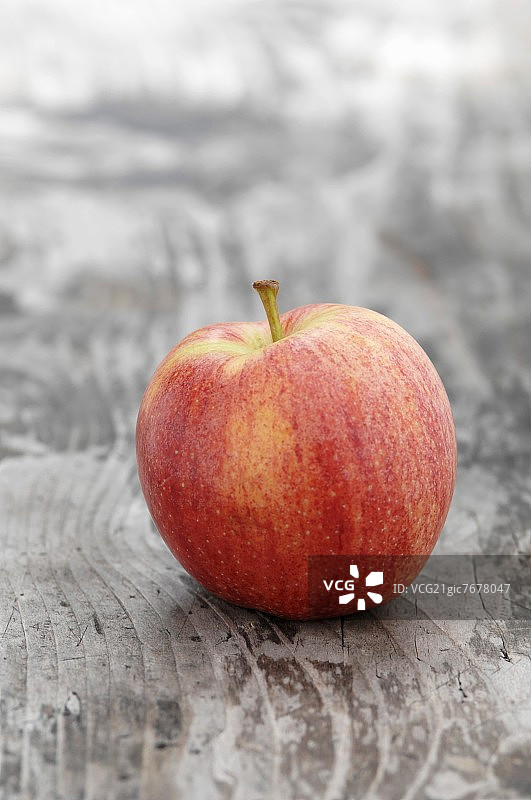 木质表面上的埃尔斯达苹果图片素材