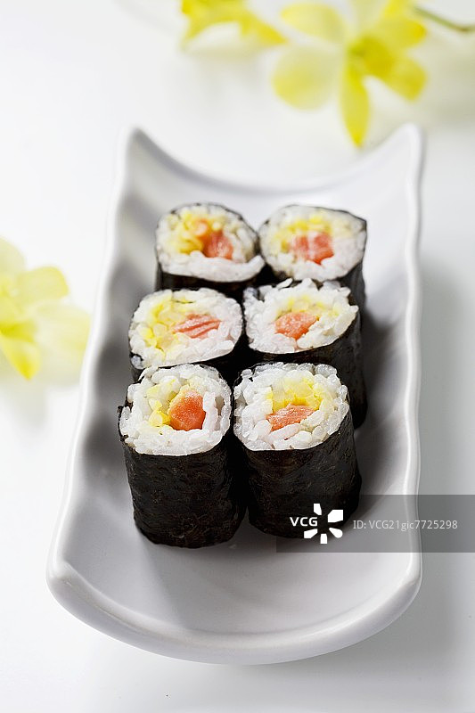 日本的真寿司，里面有“清酒”和“kampio”(三文鱼和南瓜)图片素材