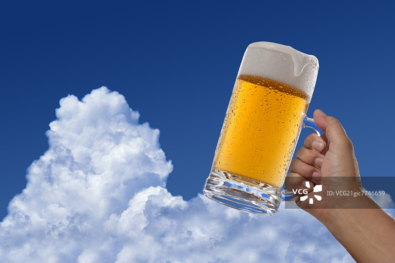 啤酒，蓝天和白云图片素材