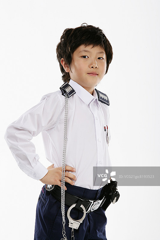 男孩(12-13岁)身穿警服，手放在臀部，肖像图片素材