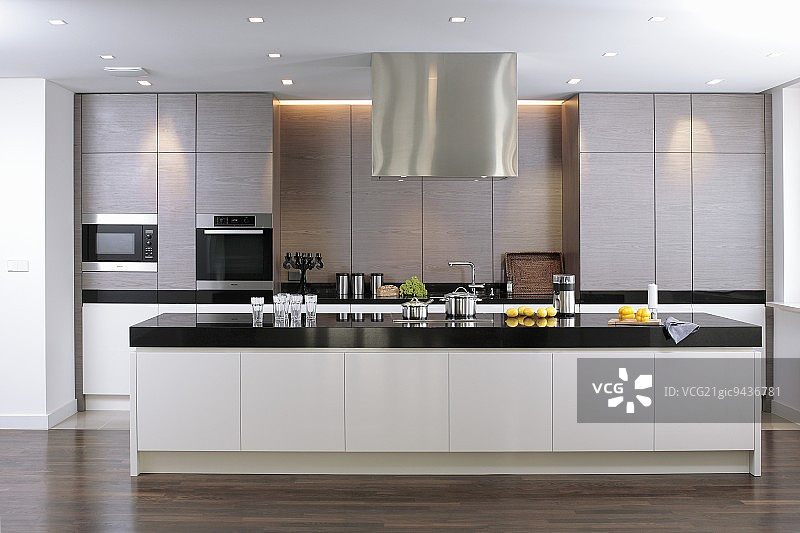 现代设计师厨房与不锈钢橱柜和厨房岛图片素材