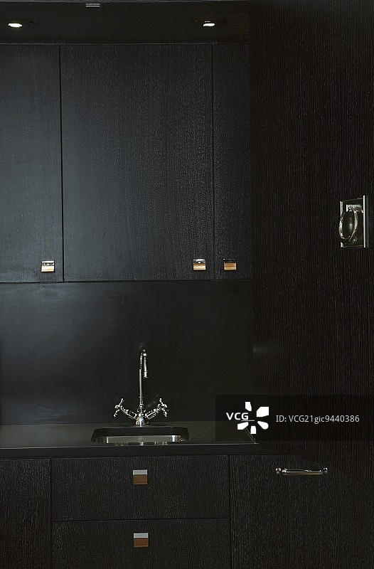 厨房橱柜里的水槽配件都是黑色的图片素材