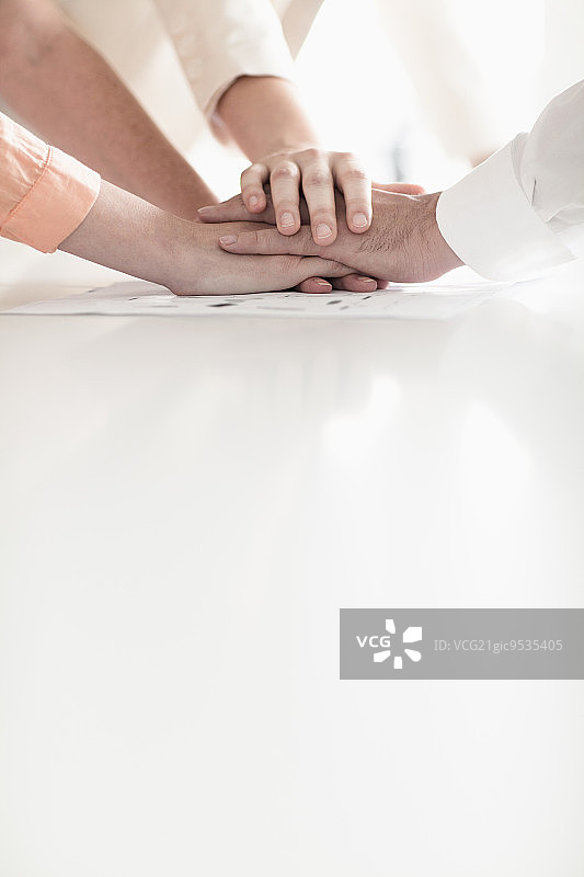在合伙关系中，商业人士的双手互相叠在一起图片素材
