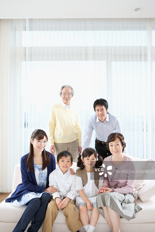 亚洲家庭一起摆姿势，看着镜头图片素材